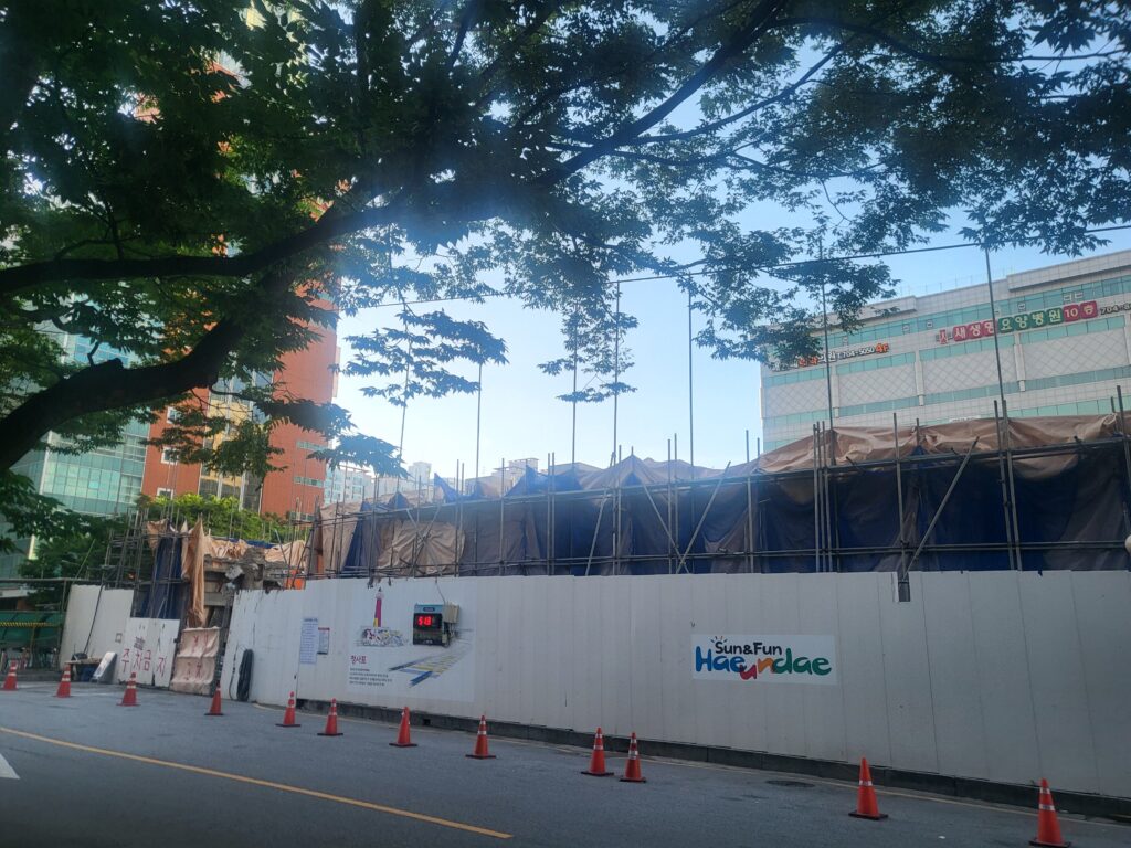 { "title": "거푸집 타설 준비 시스템동바리 점검 순서와 현장 주의사항", "wp draft": "거푸집 타설 준비 — 시스템 동바리 조립부터 소음 관리까지nn아따, 오늘도 해운대 현장 새벽같이 나와서 한 바퀴 싹 돌아봤심더. 30년 동안 현장 지키면서 느끼는 건데, 타설 전날 준비가 엉성하면 다음 날 반드시 사고 난다 이 말이다. 오늘 그 준비 과정 싹 정리해드릴 테이까네, 현장 아재들 잘 읽어보이소.nn1. 오늘 주요 작업 — 시스템 동바리 추가 결속 및 거푸집 정리nn오늘 핵심 작업은 크게 두 가지심더.nn 시스템 동바리(system shoring) 추가 결속 — 콘크리트 타설 시 수직 하중을 버텨주는 동바리 프레임을 규격대로 다시 한 번 단디 잡아줬심더. 잭베이스(jack base, 하단 높이 조절 장치) 간격이 조금이라도 틀어지면 타설 중 전체가 무너질 수 있는기라. 오늘 점검하다 보이까네 3번 라인 잭베이스 하나가 규정 돌출 길이(200mm 이내) 넘겨서 즉시 재조정했심더. 이거 그냥 뒀으면 아찔할 뻔했다 아이가.n 거푸집(form) 정리 및 탈형 준비 — 유로폼(euro form, 규격화된 철제 거푸집 패널) 면 상태 확인하고, 폼 오일(박리제, form oil) 균일하게 도포해줬심더. 이거 빠뜨리면 탈형할 때 콘크리트 면이 거푸집에 붙어서 표면 터져나오는기라. 초보 시절에 한 번 이거 빠뜨렸다가 벽체 면 전부 다시 미장한 적 있심더. 그 뒤로는 절대 빠뜨리지 않는다 카이.nnn👉 현장 충전 햄머 전동드릴 세트 → 쿠팡에서 확인하기n이 포스팅은 쿠팡 파트너스 활동의 일환으로, 이에 따른 일정액의 수수료를 제공받습니다.nn2. 비계(아시바) 점검 — 올라가기 전에 반드시 확인해야 될 것들nn시스템 비계(system scaffold, 규격화된 강관 비계 구조물) 올라가기 전에 아래 순서대로 점검하는 기 우리 현장 철칙이다.nn 수직재(세로 기둥) 연결 핀 체결 여부 육안 확인n 수평재(가로 연결재) 간격 — 1.8m 초과하면 보강재 추가n 벽 연결재(wall tie) 최소 수직 5m, 수평 5.5m 간격 이내로 설치 여부 확인n 작업 발판(강재 발판) 탈락 방지 걸쇠 체결 상태n 안전난간(상부 난간 900mm 이상, 중간 난간 450mm 이상) 규격 확인nnn솔직히 말하면 신입 시절에 연결 핀 하나 덜 꽂힌 거 모르고 올라갔다가 발판이 한쪽으로 기울어지면서 간담이 서늘했던 기억이 아직도 생생하심더. 그날 이후로 내가 발 딛기 전에 반드시 손으로 흔들어보는 습관이 생긴기라.nn3. 해운대 현장 특이사항 — 요양병원 인접 소음 관리nn우리 현장 옆에 '새생명 요양병원' 있심더. 이런 의료시설 인접 현장은 소음·진동 규제 기준(생활소음 규제기준 주간 60db 이하)을 반드시 지켜야 되는기라. 우리가 설치해놓은 소음 측정기(sound level meter), 저거 폼으로 달아논 거 아이다. 실시간 수치 확인하면서 함마질 타이밍도 조절하고, 충격 소음이 큰 작업은 오전 시간대에 몰아서 하는 방식으로 관리하고 있심더.nn소음 저감 실전 팁nn 전동 해머 대신 유압 브레이커(hydraulic breaker) 또는 핸드 브레이커 선택적 사용n 방음 패널(sound barrier panel) 병원 측 방향 집중 설치n 자재 하역 시간 — 오전 8시~11시 사이 집중 배치n 신호수(교통 유도원) 2명 상시 배치 — 자재 차량 출입 시 차도 통제nnn4. 관광지 인접 현장 외관 관리 — 해운대 현장 자부심nn해운대는 관광객이 하루에도 수만 명 지나가는 길목이다 카이. 현장 외부 가시설 상태가 곧 우리 회사 얼굴이고, 건설업 전체 이미지다 이 말이다. 라바콘(라바콘, 교통안전 고깔 원추형 표지물) 배치 각도부터 방진망(dust proof net) 결속 상태까지, 지나가는 사람 눈에 보이는 거 전부 단디 챙겨야 된다 아이가.nn5. 오늘 날씨 및 작업 안전 당부nn오늘 해운대 하늘 보이소. 구름 한 점 없이 쌔파란기, 직이긴 직이는데 기온이 올라가면 고온 작업 환경이 되는기라. 고소 작업 중 탈수·열사병(heat stroke) 위험이 실제로 있심더. 우리 현장 수칙 — 30분 작업 후 5분 휴식, 물 500ml 이상 시간당 섭취, 정오~오후 2시 고소 작업 최소화. 이거 규칙 아이고 생존 매뉴얼이다 카이.nn📱 현장에서 바로 쓰는 앱 → n공사판 김반장 무료 설치nn더 많은 현장 노하우는 n공구리닷컴n에서 확인하이소!nn[현장 검색 태그] #시스템동바리점검 #거푸집타설준비 #해운대건설현장 #비계안전점검 #현장소음관리", "naver content": "📌 [네이버 발행용]nn제목: 거푸집 타설 전 시스템동바리 점검 순서 총정리nn아따, 오늘 해운대 현장 새벽같이 돌아보이까네 할 말이 많심더! 오늘 주요 작업은 시스템 동바리(콘크리트 하중 버텨주는 수직 지지 구조물) 추가 결속하고, 거푸집(콘크리트 형태 잡아주는 틀) 타설 준비 마무리했심더. 점검하다 보이까네 잭베이스(하단 높이 조절 장치) 하나가 규정 돌출 길이 넘겨서 즉시 재조정했는데, 이거 그냥 뒀으면 타설 중에 큰일 날 뻔했다 카이. 유로폼(철제 규격 거푸집)에 박리제(폼 오일, 탈형 쉽게 해주는 약품) 꼼꼼하게 발라줘야 나중에 콘크리트 면이 터지지 않는기라. 옆에 요양병원 있어가꼬 소음 측정기(소리 크기 측정 장비) 실시간 확인하면서 조심조심 작업했심더. 오늘 날씨 쨍~해서 일하기 좋긴 한데, 우리 식구들 물 자주 마시고 열사병 조심하이소! 안전이 최고다 아이가!nn👉 전체 내용: https://gongguri.comnn#시스템동바리 #거푸집타설준비 #해운대건설현장 #비계안전점검 #현장소음관리", "excerpt": "타설 전날 잭베이스 돌출 길이 초과를 현장 점검 중 발견해 즉시 재조정했심더 — 시스템 동바리 결속과 거푸집 박리제 도포까지 타설 준비를 단디 마무리한 하루였심더." }